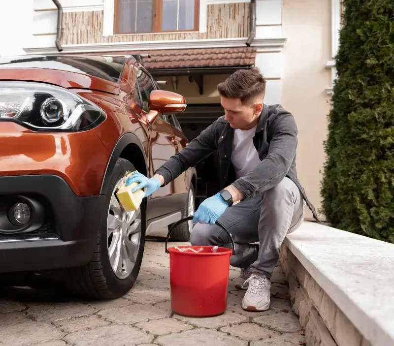Lavage auto à domicile Lys-Haut-Layon : professionnel intervenant sur un véhicule